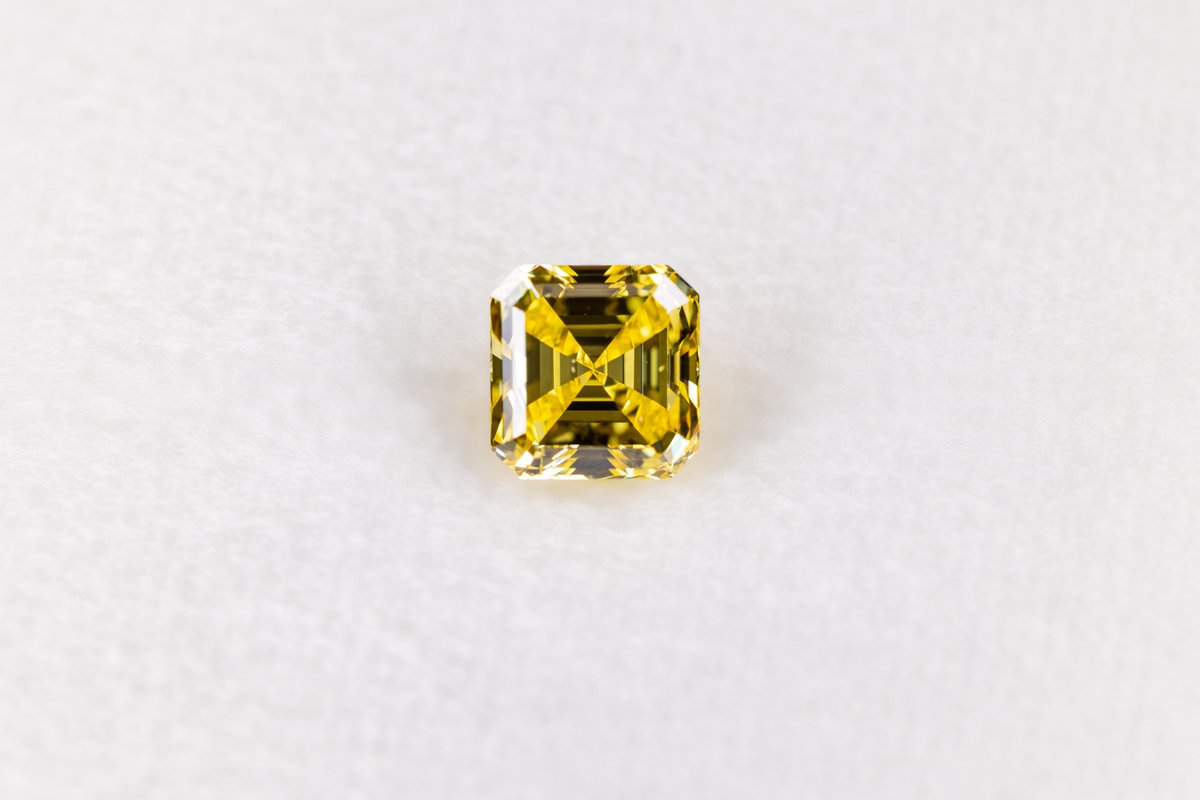 Fancy Vivid Yellow』 Fancy Vivid Yellow 1.56ct GIA ▽動画で見る