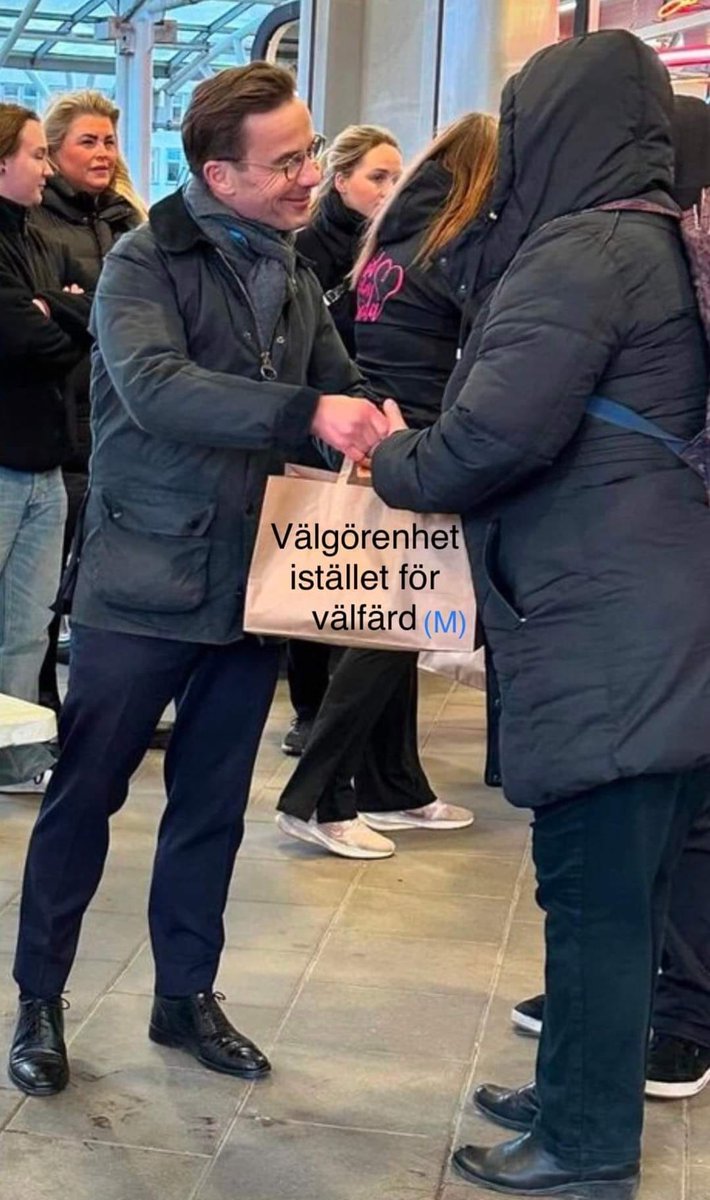 TorgnyKarlsson9's tweet image. MAN SÄNKER A KASSA 
HÖJER INTE BARNBIDRAGET 
PENSIONÄRERNA KOMPENSERAS INTE 
SEDAN KAN MAN STÅ OCH HYCKLA OCH DELA UT 
MATKASSAR SOM GOD GÄRNING ,

MAN BLI SÅ JÄVLA ÄCKLAD 
export företagare