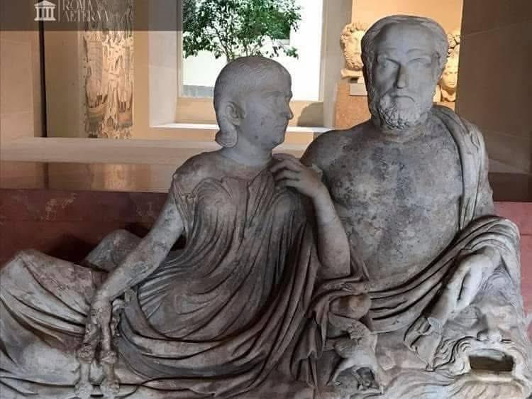 Groupe statuaire représentant un couple allongé retrouvé en Ombrie dans des thermes (marbre, vers 220-250). La sculpture appartient aux collections du #Louvre. #LouvreMuseum