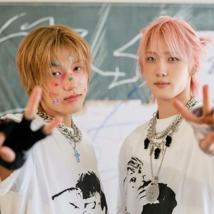 8LOMII's tweet image. 🪡 #SOULSEOB socmed au ( ꈍ꒳ꈍ)

Based off of the Japanese 2nd button tradition.  Shota gives his to Jongseob, but Seob doesn’t understand what it means… Graduation is coming in less than a month, how will their relationship end up going? (°0°)!!