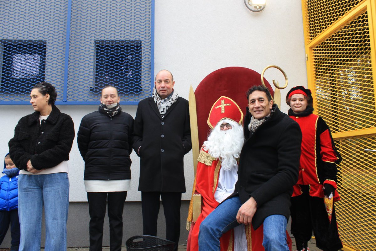 Patrice4020's tweet photo. Avec Récipro-Cités, Rachid Nafrak et moi, Saint-Nicolas a gâté tous les enfants de la cité Lonay 🎁✨
Sourires, cadeaux et photos souvenirs 📸🫶 https://t.co/tFoDaZ20zD
