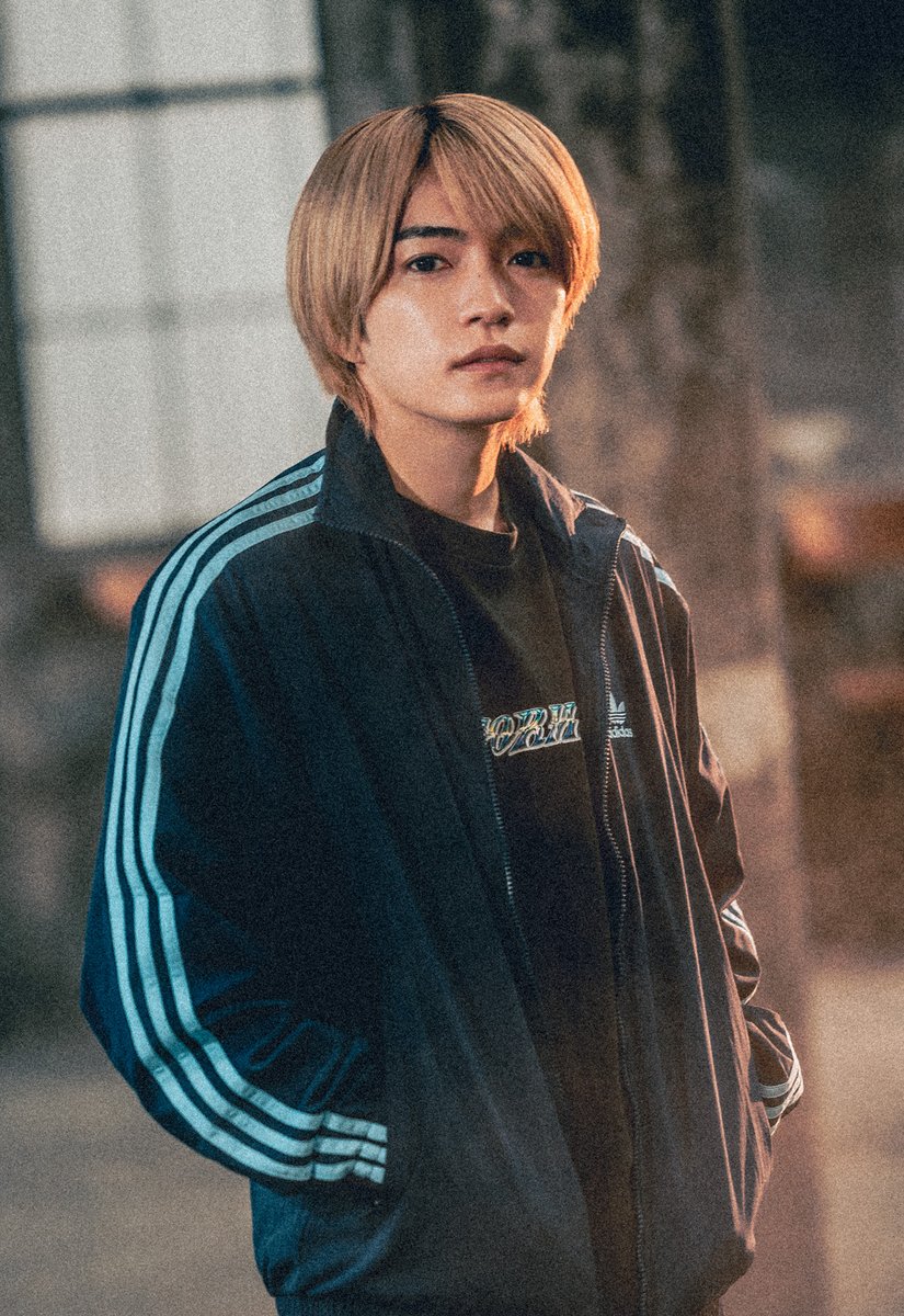 oricon's tweet photo. なにわ男子・西畑大吾
『マトリと狂犬』で連ドラ単独初主演❗️
”ヤクの売人”役作りで金髪に

品川ヒロシ監督で実写ドラマ化
細田善彦、向井理と共演

原作者が太鼓判
「こんな西畑くんが見れるとは。
絶対に西畑くんファンは惚れ直す」

💬キャストらコメント
https://t.co/tiZGYfVPRP

#マトリと狂犬 https://t.co/r7BR2b6mHz