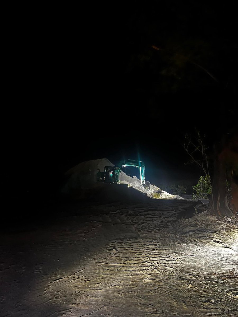 Even the excavator looks like it has given up. Who is there to observe this sneaky project? They’re doing it only at night. <a href="/UNEP/">UN Environment Programme</a> <a href="/MohamedNasheed/">Mohamed Nasheed</a> <a href="/ibusolih/">Ibrahim Mohamed Solih</a>