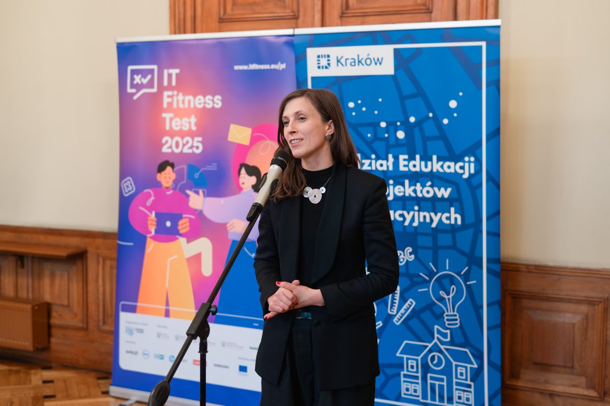 CyfrowaPolska's tweet photo. #Kraków osiągnął bardzo wysokie rezultaty we wszystkich kategoriach sprawdzianu kompetencji cyfrowych #ITFitnessTest. Średni wynik uczniów szkół podstawowych wyniósł 59%, a szkół ponadpodstawowych 60%, co oznacza poziom wyraźnie wyższy od średnich krajowych (54%).
Równie istotna była skala zaangażowania - w krakowskich szkołach przeprowadzono 2805 testów, niemal czterokrotnie więcej niż w poprzedniej edycji. To pokazuje, że kompetencje cyfrowe są w Krakowie rzeczywistym tematem! 🔥
Podczas finału nagrodziliśmy najlepszych uczniów, nauczycieli i szkoły w Krakowie. Związek Cyfrowa Polska reprezentowali prezes @MichaKanownik oraz wiceprezes Jacek Łęgiewicz, a Miasto Kraków - wiceprezydent Maria Klaman.