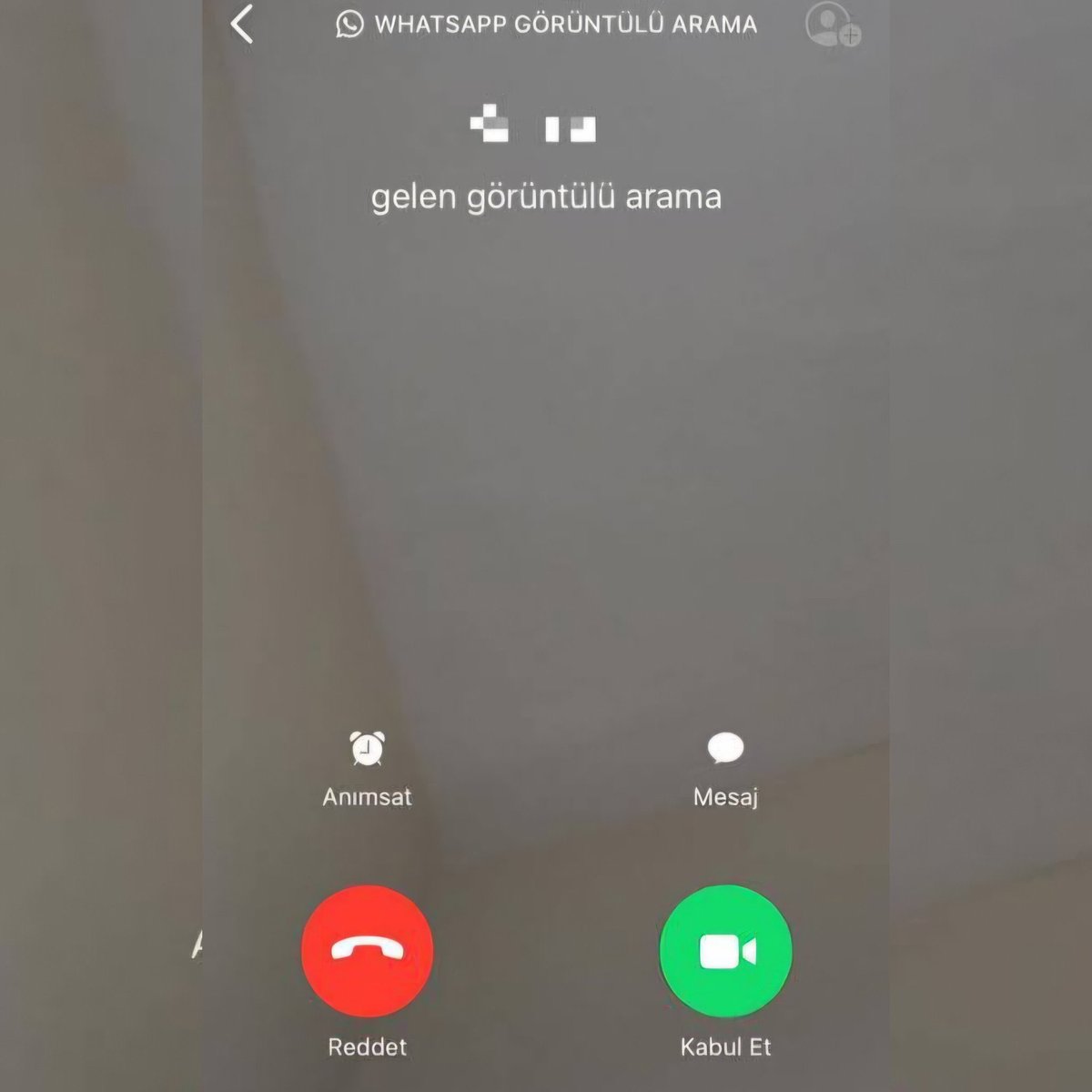 Telefon dolandırıcıları ve şantaj çetelerinin yeni yöntemi ortaya çıktı. 

•Mağdurlar, yurt dışı kaynaklı görüntülü aramalarla hedef alınıyor.

•Çağrı yanıtlandığı anda ekrana çocuklara ait cinsel içerikli görüntüler yansıtılıyor.

•Dolandırıcılar, aynı anda mağdurun yüzünü de