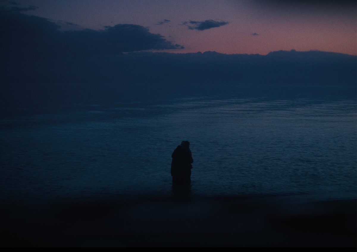 _Armick_'s tweet photo. The return-home motif merges with man’s union with nature. Sea, earth, flowers, moon: everything points to a longing for primal harmony where human and nature are one.

#NostosTheReturn

IMDb: https://t.co/dgtsdGgF8v https://t.co/0wLYOgXcEK