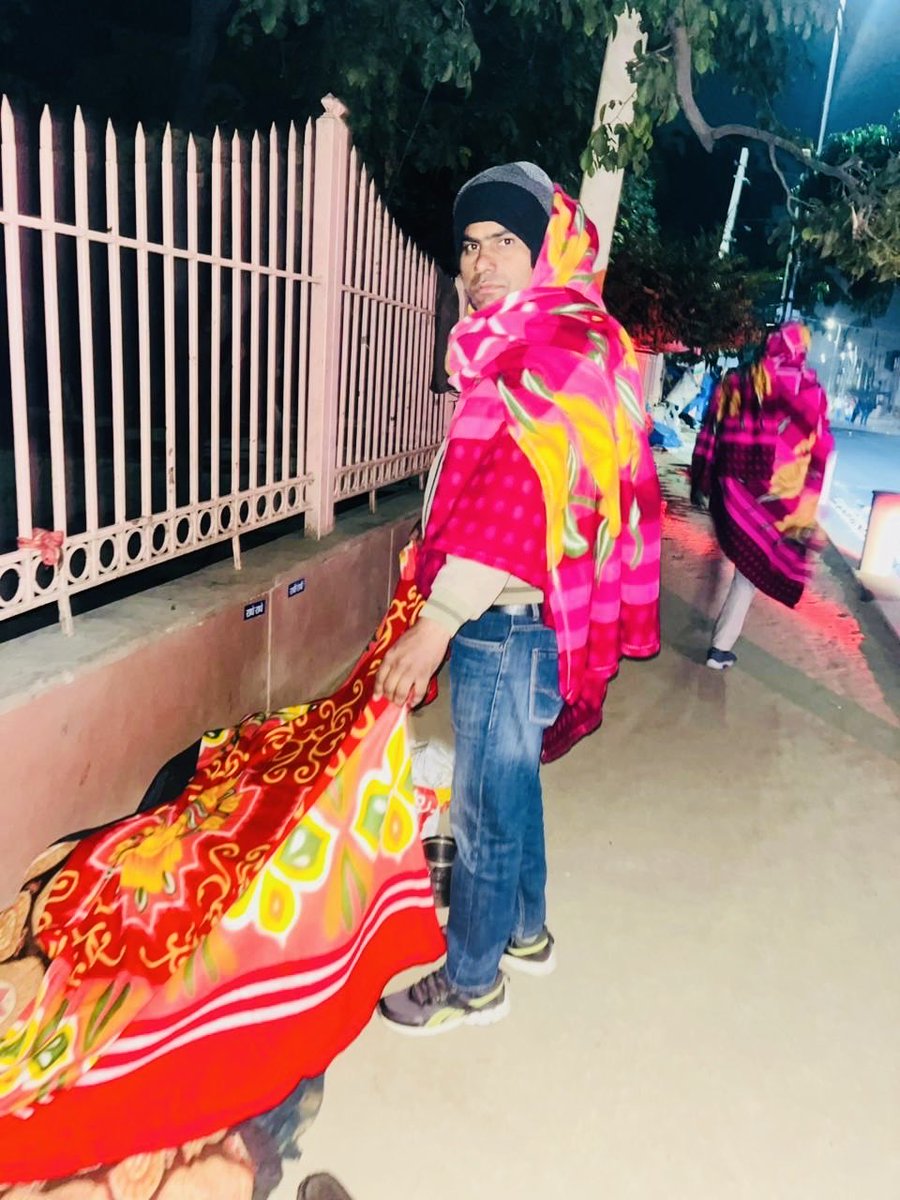 MaaPannadhaiFDN's tweet photo. @MaaPannadhaiFDN माँ पन्नाधाय फाउंडेशन की ओर से विगत रात्रि गिरिराज महाराज परिक्रमा मार्ग पर फाउंडेशन के साथियों द्वारा 500 कंबल वितरित किए, इस कड़ाके की सर्दी में बेसहारा लोगों की मदद करना ही हमारा कर्तव्य है!  @advdevrajgurjar https://t.co/3xDxc8YpKn