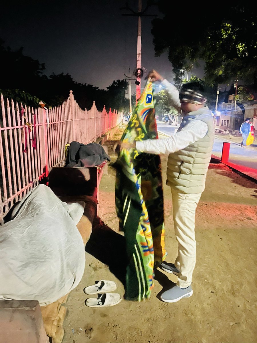 MaaPannadhaiFDN's tweet photo. @MaaPannadhaiFDN माँ पन्नाधाय फाउंडेशन की ओर से विगत रात्रि गिरिराज महाराज परिक्रमा मार्ग पर फाउंडेशन के साथियों द्वारा 500 कंबल वितरित किए, इस कड़ाके की सर्दी में बेसहारा लोगों की मदद करना ही हमारा कर्तव्य है!  @advdevrajgurjar https://t.co/3xDxc8YpKn