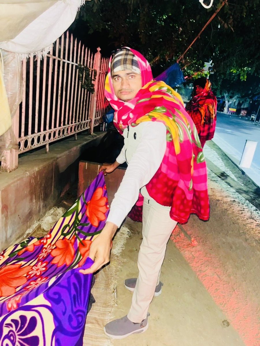 MaaPannadhaiFDN's tweet photo. @MaaPannadhaiFDN माँ पन्नाधाय फाउंडेशन की ओर से विगत रात्रि गिरिराज महाराज परिक्रमा मार्ग पर फाउंडेशन के साथियों द्वारा 500 कंबल वितरित किए, इस कड़ाके की सर्दी में बेसहारा लोगों की मदद करना ही हमारा कर्तव्य है!  @advdevrajgurjar https://t.co/3xDxc8YpKn