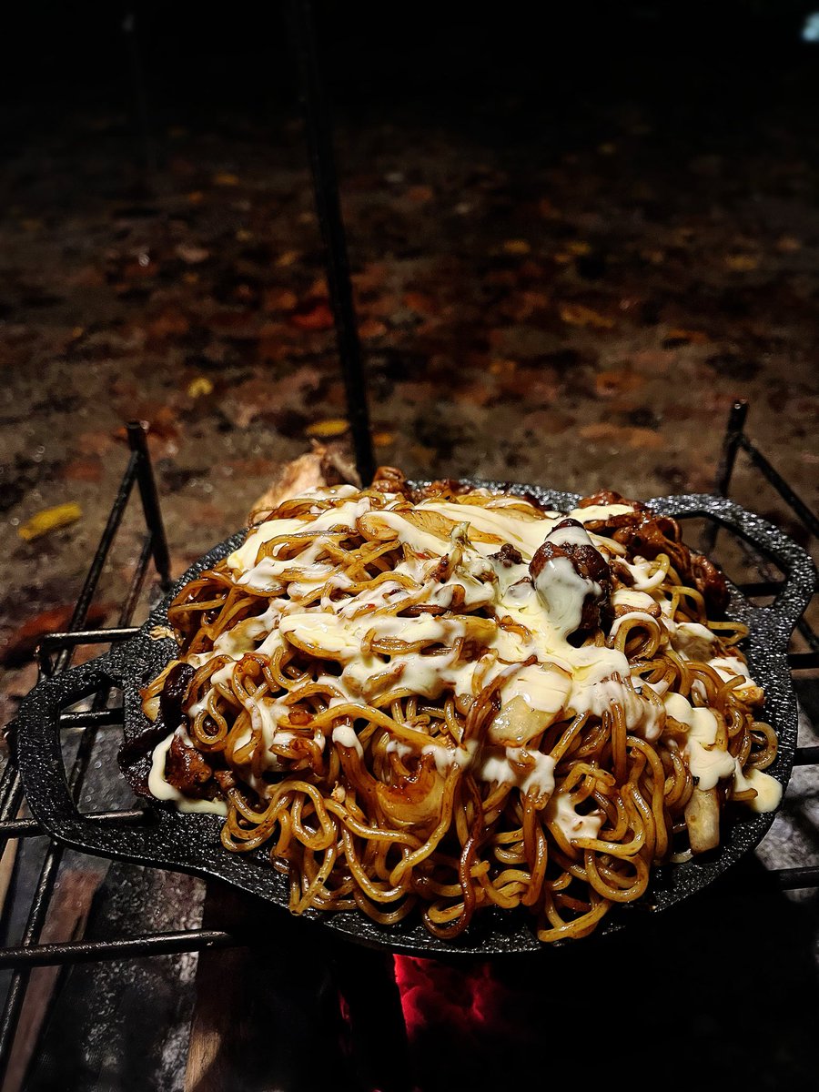 bakudan_camp's tweet photo. 茶色飯(焼きそば)サイコー😎
#茶色飯 #焼きそば #サイコー 
#豚キムチマヨ焼きそば 
#彩りなんていらない 
#ソロキャンプ https://t.co/K63TVqnEAL