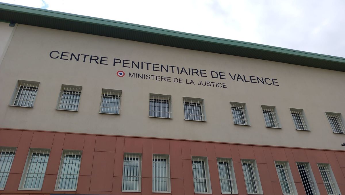 Opération de fouille au centre pénitentiaire de la <a href="/VilledeValence/">Valence</a>  : 52 cellules contrôlées, 84 détenus concernés. Saisies : téléphones, couteaux, cannabis et ecstasy. 31 poursuites engagées.
Une action conjointe Police–AP, sans incident.