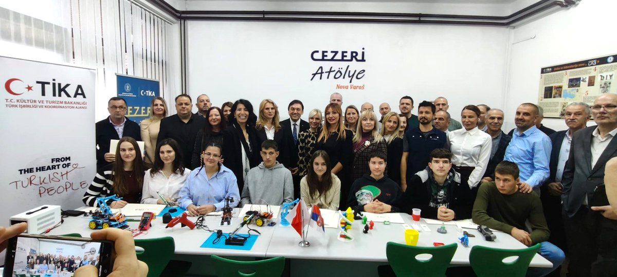 Tika_Turkiye's tweet photo. Türkiye'nin milli teknoloji hamlesinin üretim, tasarım ve yenilikçilik tecrübesini dost ülkelere aktaran #TİKA, geliştirdiği eğitim modelleriyle gençlere çağın becerilerini kazandırmaya devam ediyor.
🇷🇸🇹🇷 Bu kapsamda, #CezeriLAB deneyimini lise düzeyine taşıyan Cezeri Atölye modelinin ikinci örneği Sırbistan’da faaliyete geçirildi.
Nova Varoš Teknik Lisesi bünyesinde kurulan atölye 3D tasarım, robotik, mekatronik ve dijital üretim gibi alanlarda eğitim verecek modern altyapısıyla öğrencilerin kullanımına sunuldu.