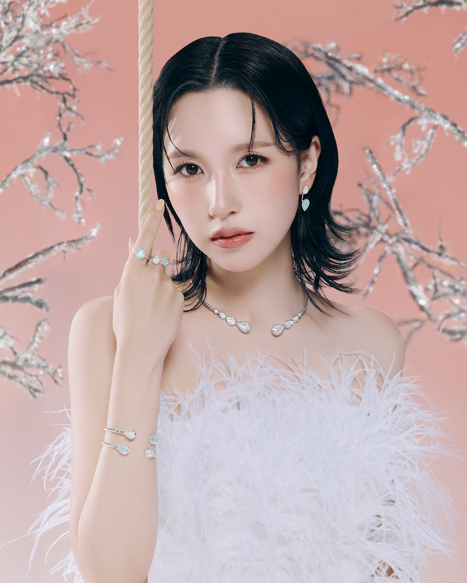Boucheron's tweet photo. A sense of freedom. A dusting of diamonds. Join Japan Ambassador, Mina, as she swings into her Winter Wonderland filled with Serpent Bohème creations.

#Boucheron #BoucheronHoliday #WinterWonderland #MINA #TWICE https://t.co/Ljd1D4e9iR
