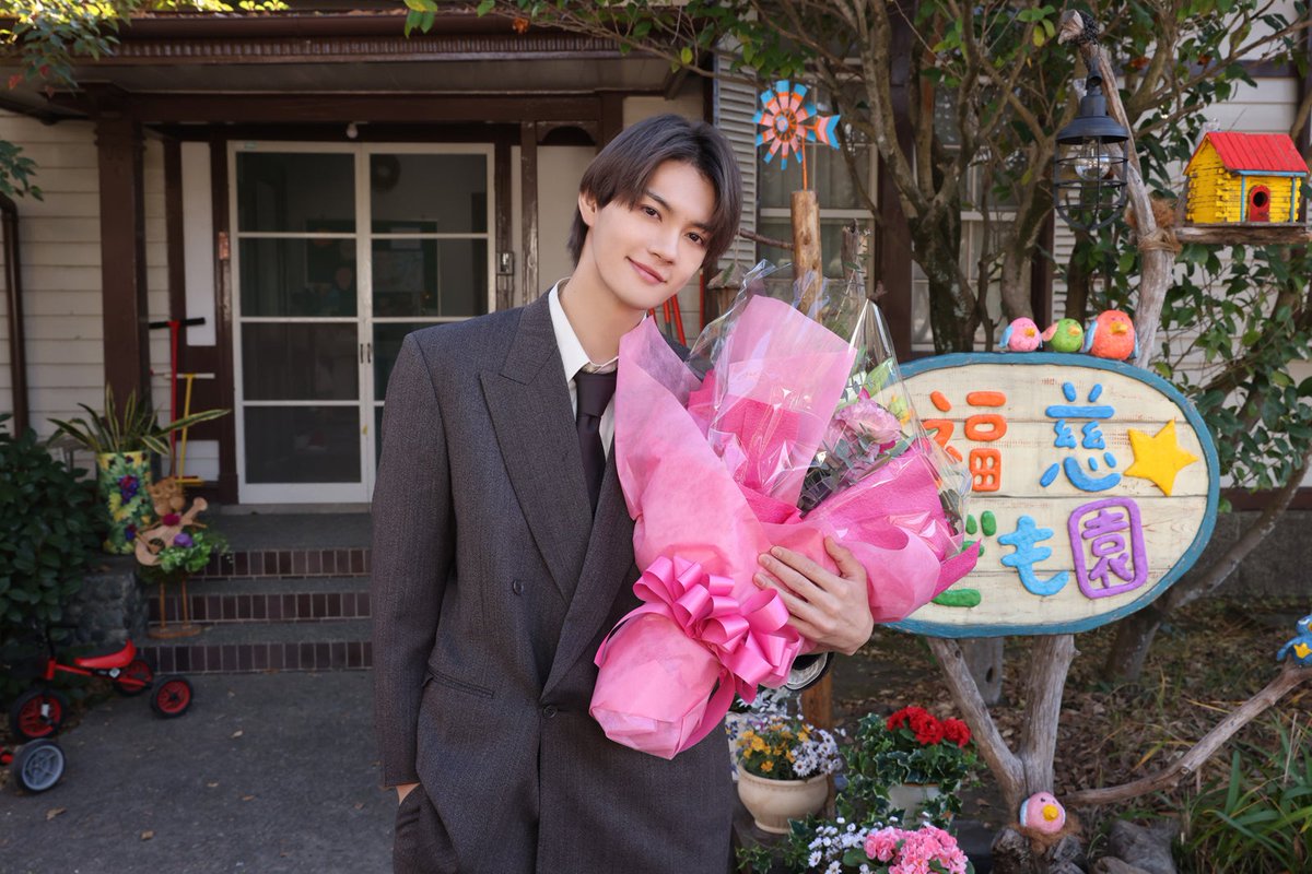 modelpress's tweet photo. ／
桜田ひより＆佐野勇斗W主演
「ESCAPE」クランクアップ🎬
＼

ハチはエプロン、リンダは黒髪＆スーツ姿
この衣装が意味することとは⁉️

✍🏼コメント全文
https://t.co/q3oMkSzvZf

桜田「ESCAPE”の空気感は私にとって宝物」
佐野「すごく気持ちの入った作品」

＃エスケイプ @escape_ntv https://t.co/gdSc99MS25