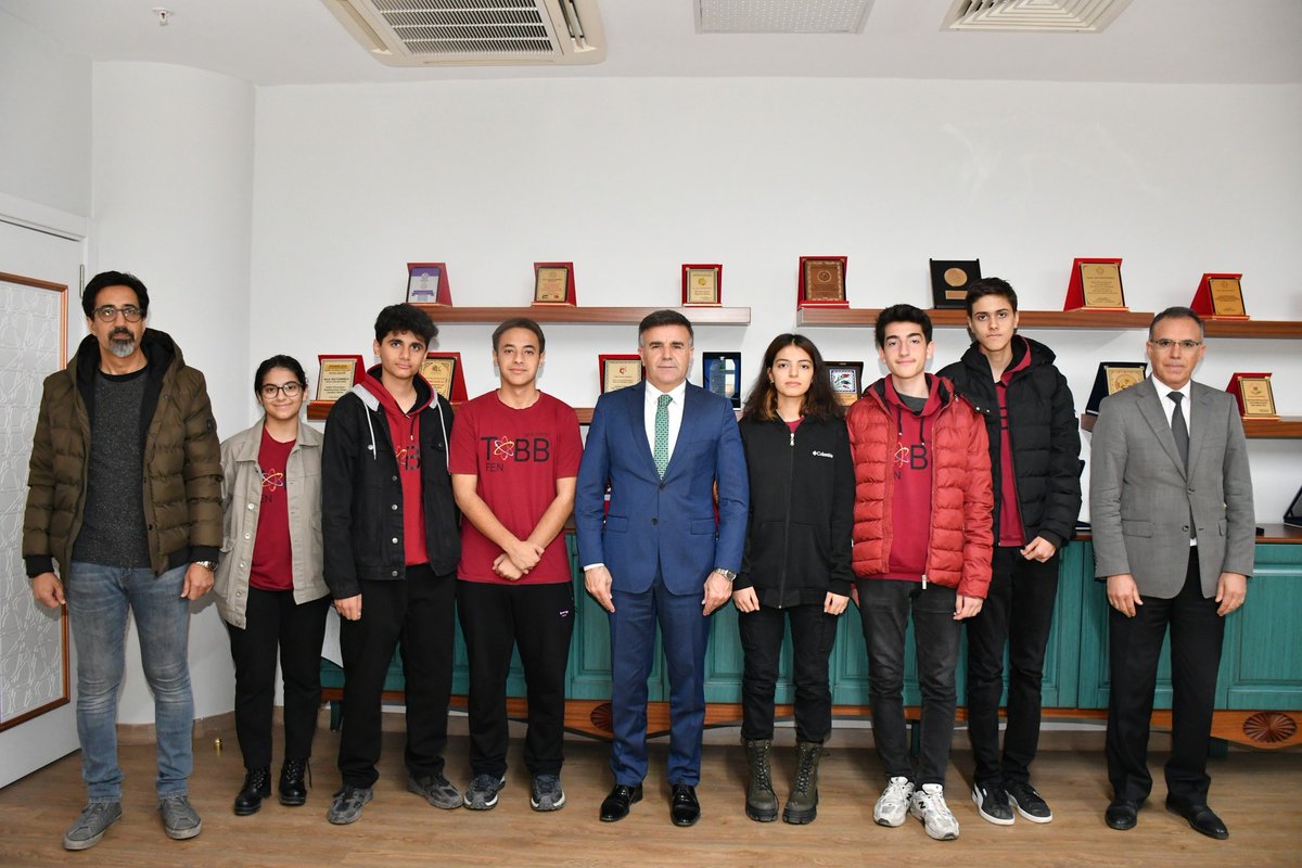 Tobb Fen Lisesi SOPHIA Felsefe Dergisi ekibinde görev alan öğrenciler, İl Milli Eğitim Müdürümüz Sayın Asım SULTANOĞLU’ nu makamında ziyaret ederek keyifli ve verimli bir röportaj gerçekleştirdiler.

Emeği geçen öğretmenlerimize ve dergi ekibindeki tüm öğrencilerimize teşekkür