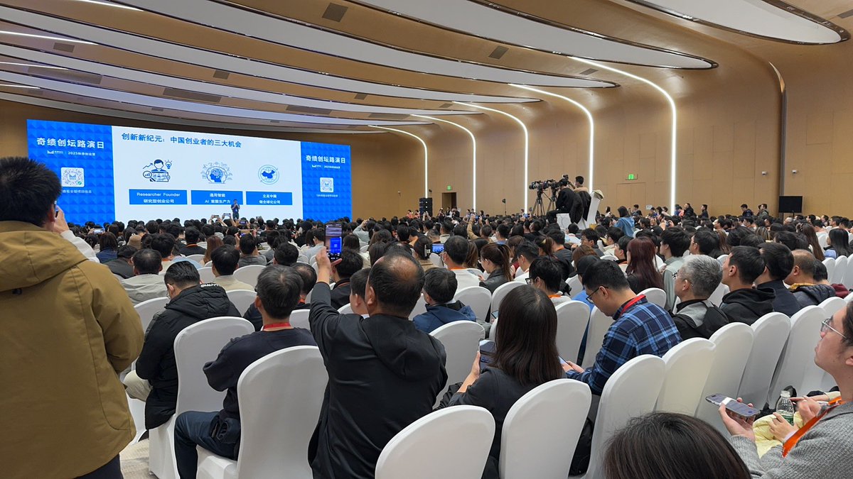 imjerryyang's tweet photo. Just back from Miracles+ F25 Demo Day (ex-YC China)! 

Last weekend’s event drew thousands of VCs, signaling a market upswing. 

AI talent competition hit new heights—check the vibe! Thoughts? 
#Startup #ai #miracleplus https://t.co/bifTaOarYz
