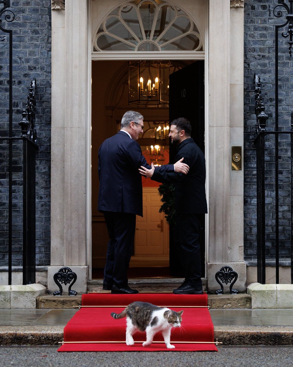 Nobody does it like Larry the Cat 🐾

The UK stands with Ukraine 🇬🇧🫂🇺🇦
