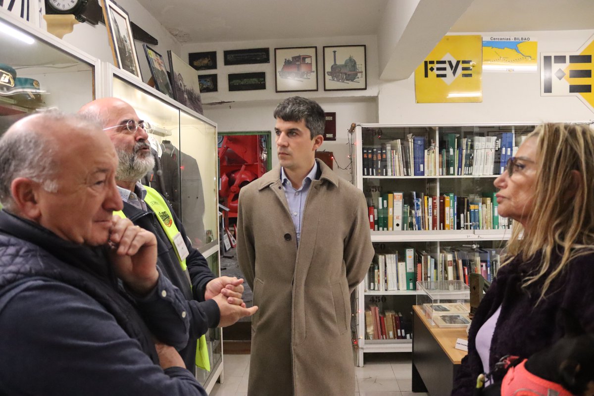 psoesantander's tweet photo. 🚂Hoy hemos visitado el #MuseodelFerrocarril junto a la @ACAFCantabria 

Un espacio único que conserva parte fundamental de la historia de nuestra ciudad.

Seguiremos trabajando con quienes +saben y +lo cuidan, para que el ferrocarril siga formando parte del futuro de #Santander. https://t.co/DhGqhORZJc