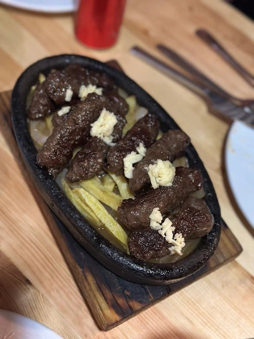 Pendik'te bulunan Lipa isimli Boşnak meyhanesi, Gault &amp; Millau'nun tavsiye listesine girdi. 

• Maps: 4.6/5
• Kuru et: 320 TL, köfte 400 TL, fıçı bira 180 TL.