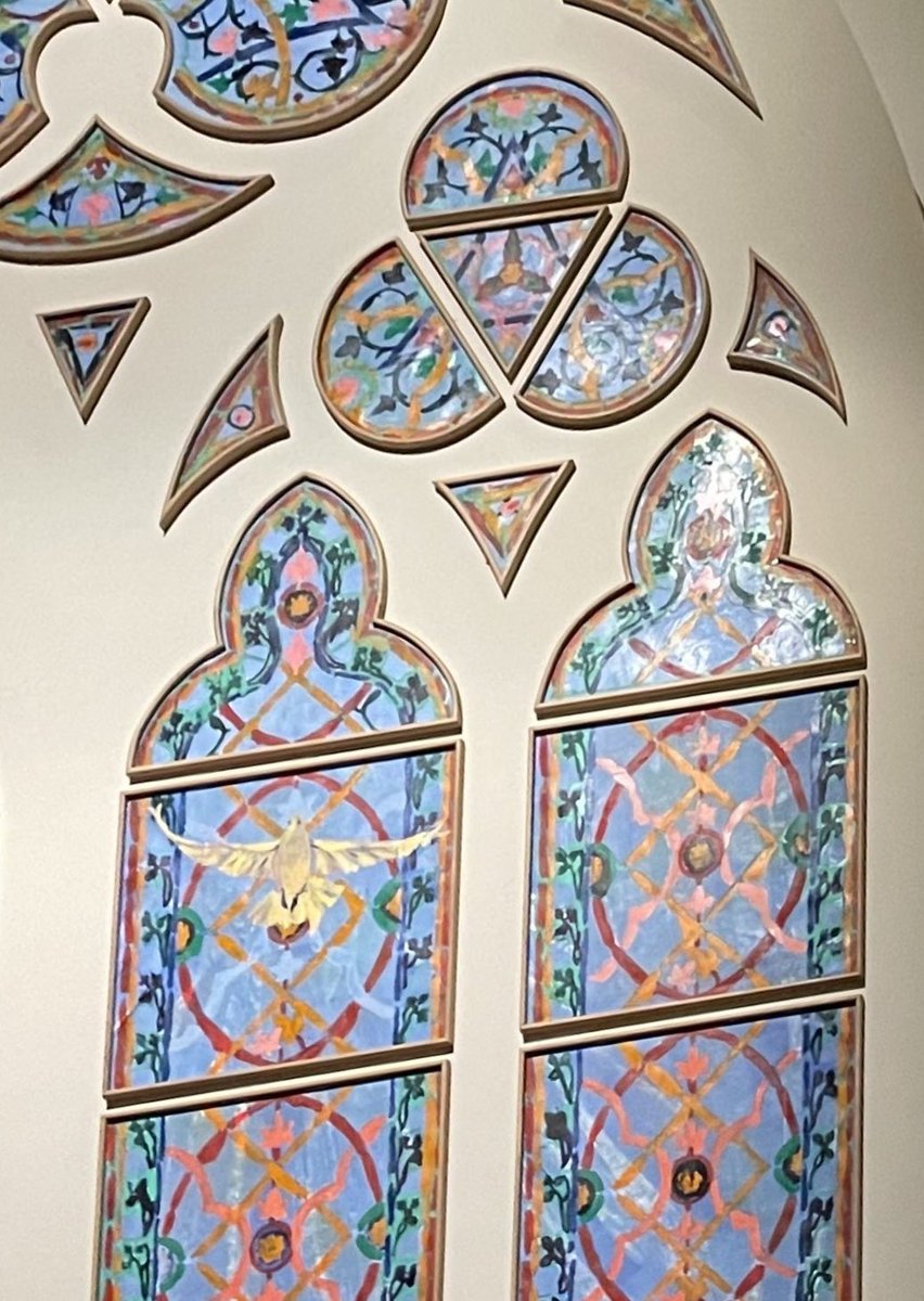 MilovanCavor's tweet photo. Et donc l’idée à Notre-Dame, c’est de remplacer du Viollet-le-Duc authentique ↙️ par du mauvais pastiche ↘️ ??? (photos des parties hautes des vitraux) https://t.co/84WNqO3MbU