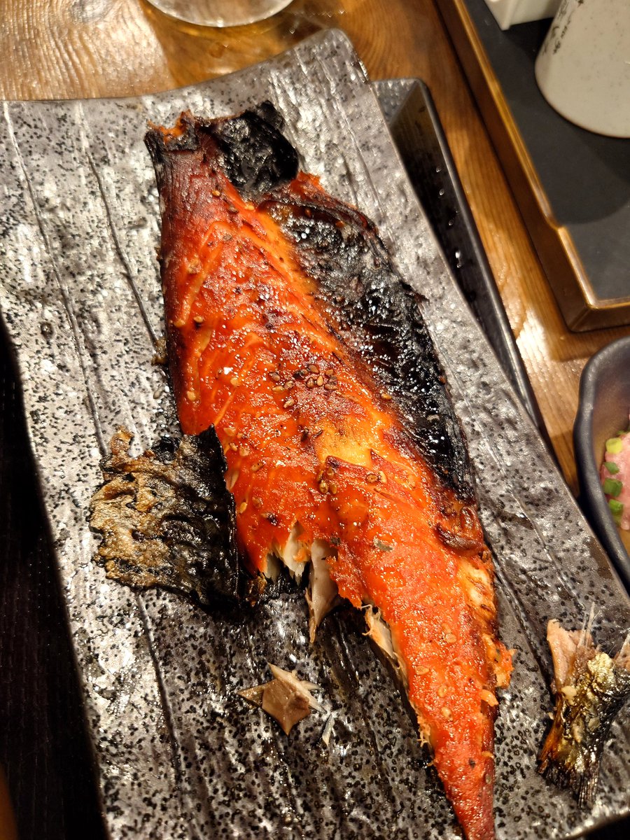 しんぱち食堂でサバみりん干しを食べる。
実家で食べていたサバみりん干しが好きで注文してみたら違う。
明らかに実家で食べるより旨い。
でも違う。
実家で食べたようなペタッペラでカッタイものを想像していたので美味しくて驚いたが、私はノスタルジア（想い出）を求めたのに。
美味しすぎるって。