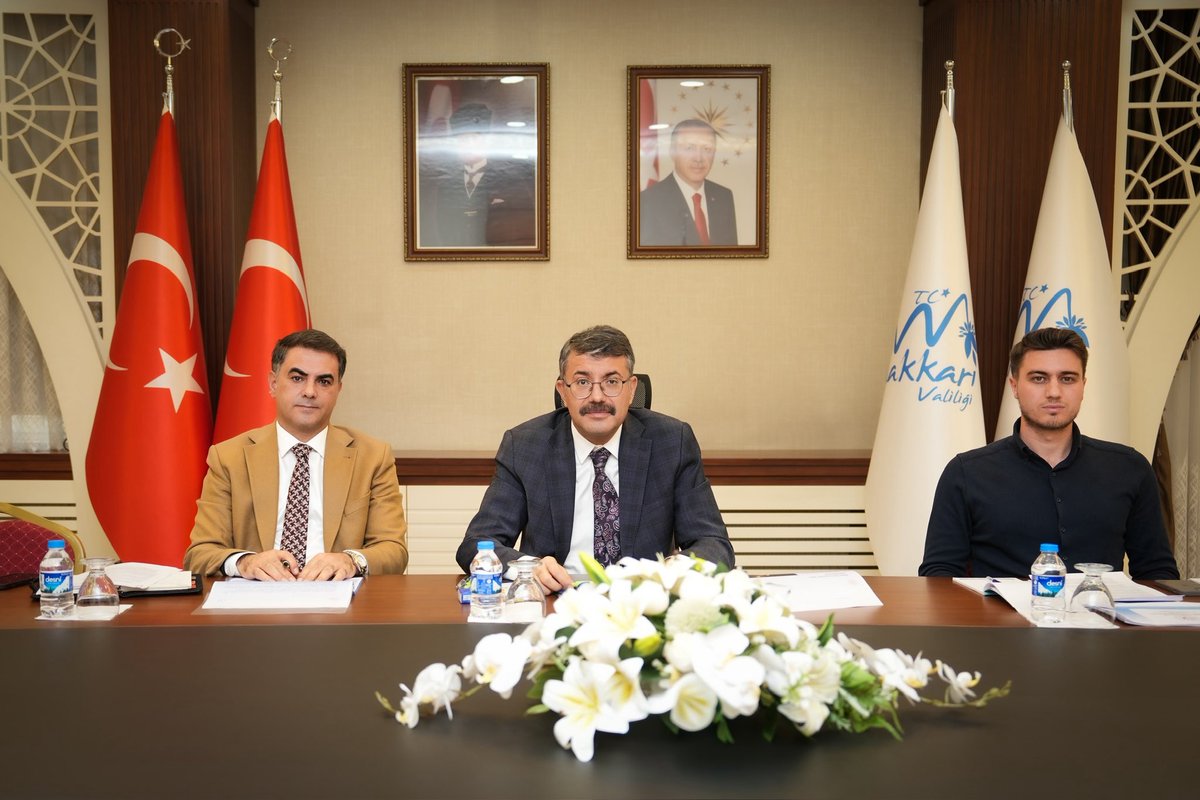 HakkariValiligi's tweet photo. 🔴Hakkari Bilimle Buluşuyor: TÜBİTAK ile Bilim Merkezi Toplantısı Gerçekleştirildi

📌Hakkari Valisi Ali Çelik, Hakkari’de kurulması planlanan Bilim Merkezi ile ilgili değerlendirme ve istişarelerde bulunmak üzere TÜBİTAK Bilim ve Toplum Başkan Yardımcısı Cengiz Helvacı ve TÜBİTAK Bilim Merkezleri Müdürü Ayşegül Tetik ile Zoom üzerinden bir toplantı gerçekleştirdi.

Toplantıda;
• Hakkari Bilim Merkezi’nin kapsamı,
• Proje süreci ve sağlanacak destekler,
• Atölyeler, planetaryum, sergi alanları ve bilimsel etkinliklere ilişkin planlamalar,
• Hakkari’nin genç nüfus potansiyeline yönelik içeriklerin belirlenmesi konularında kapsamlı değerlendirmeler yapıldı.

Vali Çelik’e toplantıda; İl Sanayi ve Teknoloji Müdürü Erol Baykara ve Sanayi ve Teknoloji Müdürlüğü Mühendisi Nurullah Timurtaş eşlik etti.

Türkiye’nin en genç nüfusa sahip illerinden biri olan Hakkari’de hayata geçirilmesi planlanan Bilim Merkezi’nin; gençlerimizin bilimle tanışmasına, deneyim odaklı öğrenme imkânlarının artırılmasına ve ilimizin sosyal yaşamına önemli katkılar sunması hedefleniyor.

Vali Ali Çelik, bilim ve teknoloji alanında yapılacak yatırımların Hakkari’nin geleceği için kritik öneme sahip olduğunu vurgulayarak, sürecin yakından takip edildiğini ifade etti.