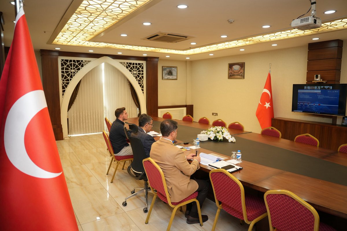 HakkariValiligi's tweet photo. 🔴Hakkari Bilimle Buluşuyor: TÜBİTAK ile Bilim Merkezi Toplantısı Gerçekleştirildi

📌Hakkari Valisi Ali Çelik, Hakkari’de kurulması planlanan Bilim Merkezi ile ilgili değerlendirme ve istişarelerde bulunmak üzere TÜBİTAK Bilim ve Toplum Başkan Yardımcısı Cengiz Helvacı ve TÜBİTAK Bilim Merkezleri Müdürü Ayşegül Tetik ile Zoom üzerinden bir toplantı gerçekleştirdi.

Toplantıda;
• Hakkari Bilim Merkezi’nin kapsamı,
• Proje süreci ve sağlanacak destekler,
• Atölyeler, planetaryum, sergi alanları ve bilimsel etkinliklere ilişkin planlamalar,
• Hakkari’nin genç nüfus potansiyeline yönelik içeriklerin belirlenmesi konularında kapsamlı değerlendirmeler yapıldı.

Vali Çelik’e toplantıda; İl Sanayi ve Teknoloji Müdürü Erol Baykara ve Sanayi ve Teknoloji Müdürlüğü Mühendisi Nurullah Timurtaş eşlik etti.

Türkiye’nin en genç nüfusa sahip illerinden biri olan Hakkari’de hayata geçirilmesi planlanan Bilim Merkezi’nin; gençlerimizin bilimle tanışmasına, deneyim odaklı öğrenme imkânlarının artırılmasına ve ilimizin sosyal yaşamına önemli katkılar sunması hedefleniyor.

Vali Ali Çelik, bilim ve teknoloji alanında yapılacak yatırımların Hakkari’nin geleceği için kritik öneme sahip olduğunu vurgulayarak, sürecin yakından takip edildiğini ifade etti.