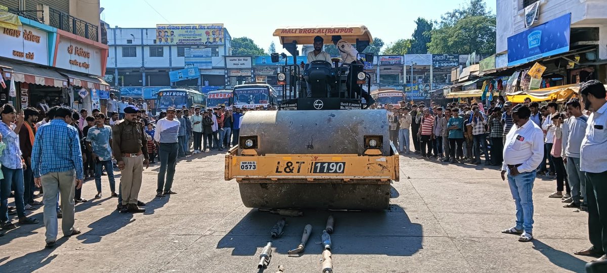 SP आलीराजपुर रघुवंश सिंह के निर्देशन में अवैध तेज आवाज वाले मॉडिफ़ाइड साइलेंसर के विरुद्ध विशेष अभियान चलाया गया। शहर में गूँजा पुलिस का एक्शन अवैध साइलेंसर किए गए चकनाचूर अभियान के दौरान कार्रवाई कर ₹53,000 का जुर्माना लगाया गया। सड़क सुरक्षा हेतु ऐसे अभियान निरंतर जारी रहेंगे।