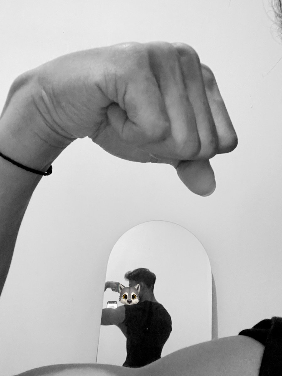 appendixx's tweet image. Ganteng, minusnya pergelangan tangan kecil 😒