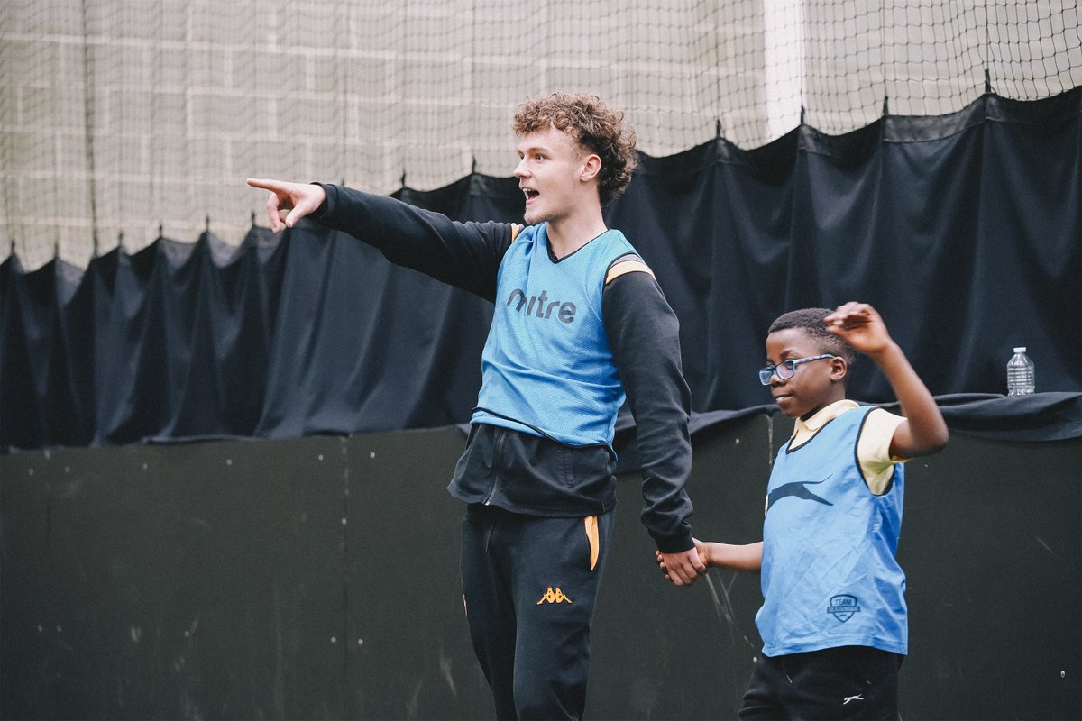 The Under-18s were delighted to attend the recent #PLKicks disability session at <a href="/tigerstrust/">Tigers Trust</a> to spend time with the participants and hand out Christmas gifts! 🎁

#hcafc #hcafcU18