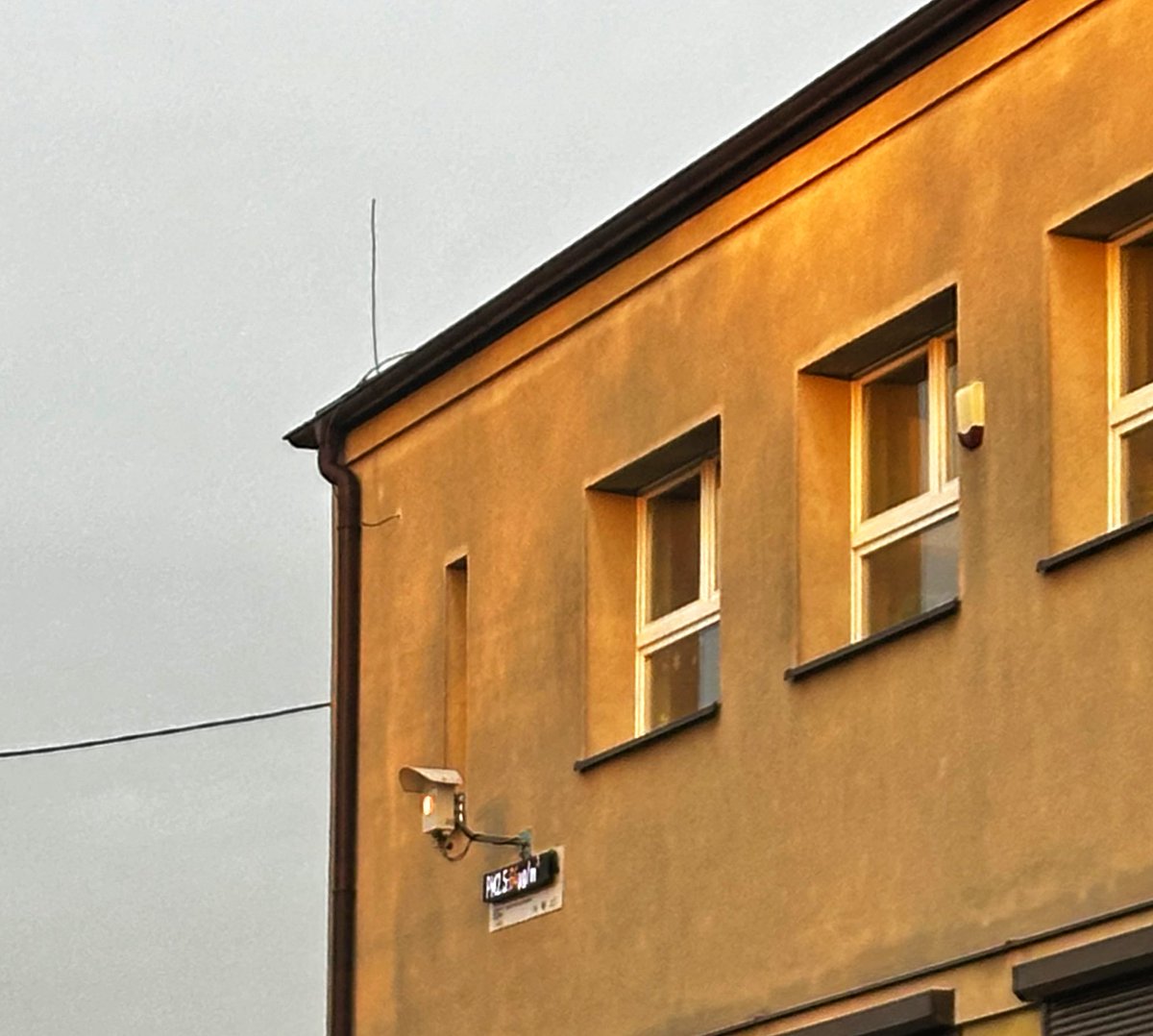 Sensor na budynku szkoły czasem pokazuje jak bardzo jest zadymiona okolica. Fasada oddaje prawdę „za całokształt” trucia przez okolicznych palaczy.