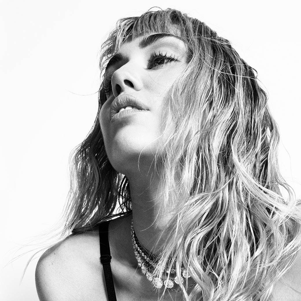 updatecharts's tweet image. Miley Cyrus revela que se arrepende de ter abandonado a trilogia “SHE IS”:

“Eu estava trabalhando em três EPs. Parte de mim fica chateada por ter deixado essa ideia de lado, porque não foi totalmente decisão minha parar com isso. Minha vida estava uma bagunça.”