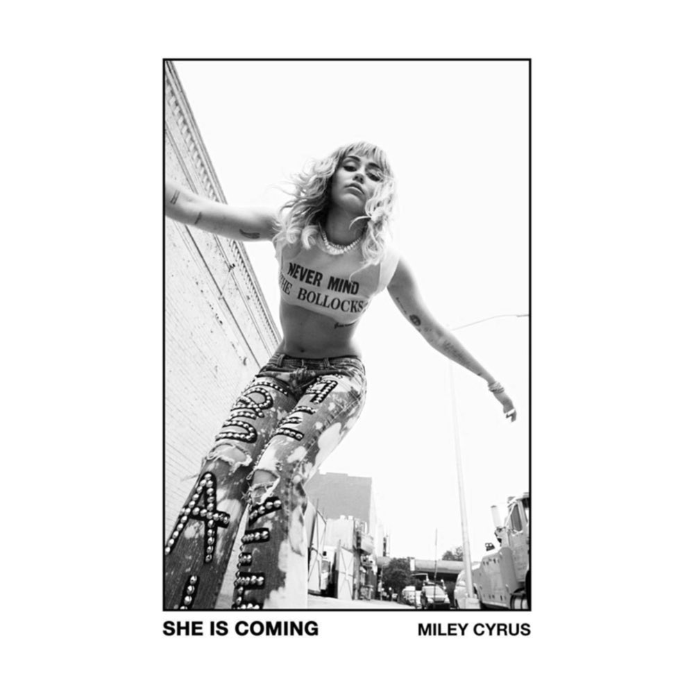 updatecharts's tweet image. Miley Cyrus revela que se arrepende de ter abandonado a trilogia “SHE IS”:

“Eu estava trabalhando em três EPs. Parte de mim fica chateada por ter deixado essa ideia de lado, porque não foi totalmente decisão minha parar com isso. Minha vida estava uma bagunça.”