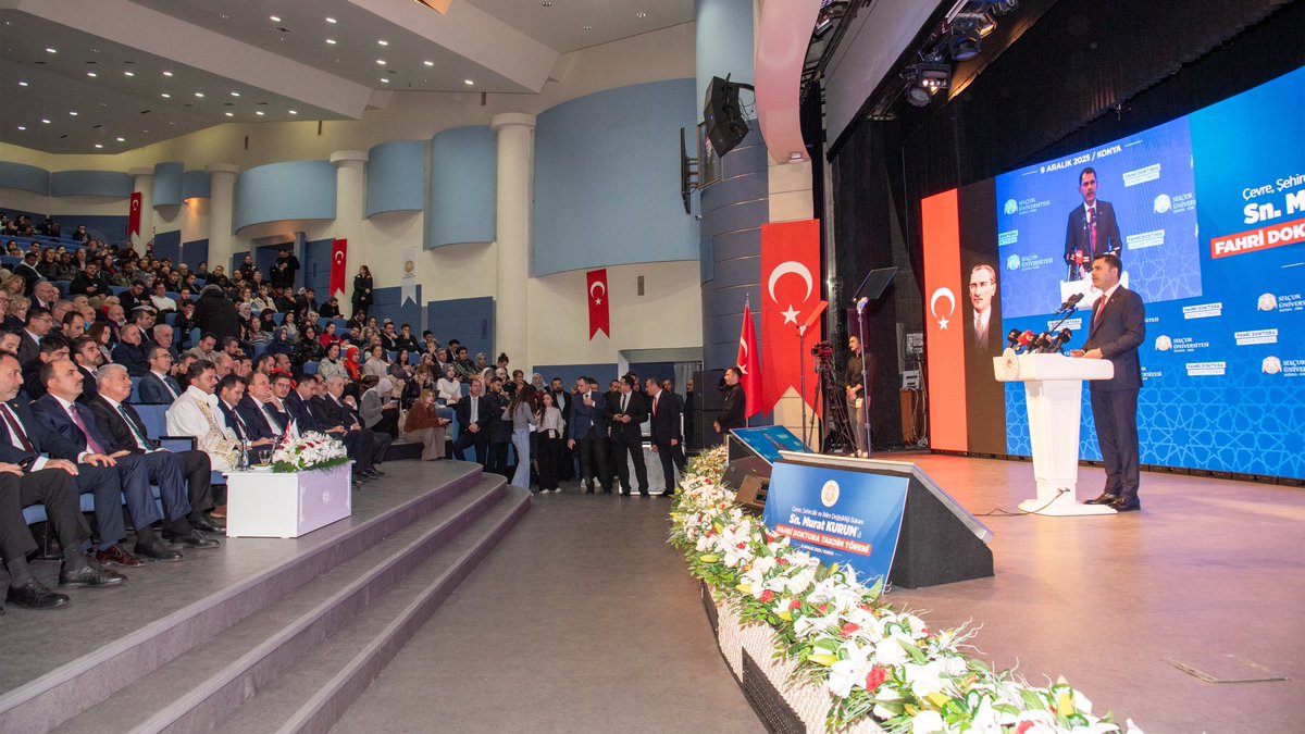 Üniversitemiz Senatosu tarafından “Sürdürülebilir Şehirleşme ve Kentsel Dönüşüm” alanında Çevre, Şehircilik ve İklim Değişikliği Bakanı Sayın @Murat_Kurum’a verilen Fahri Doktora payesi, düzenlenen törenle Rektörümüz Sayın <a href="/ProfDrHYilmaz/">Hüseyin Yılmaz</a> tarafından takdim edildi.