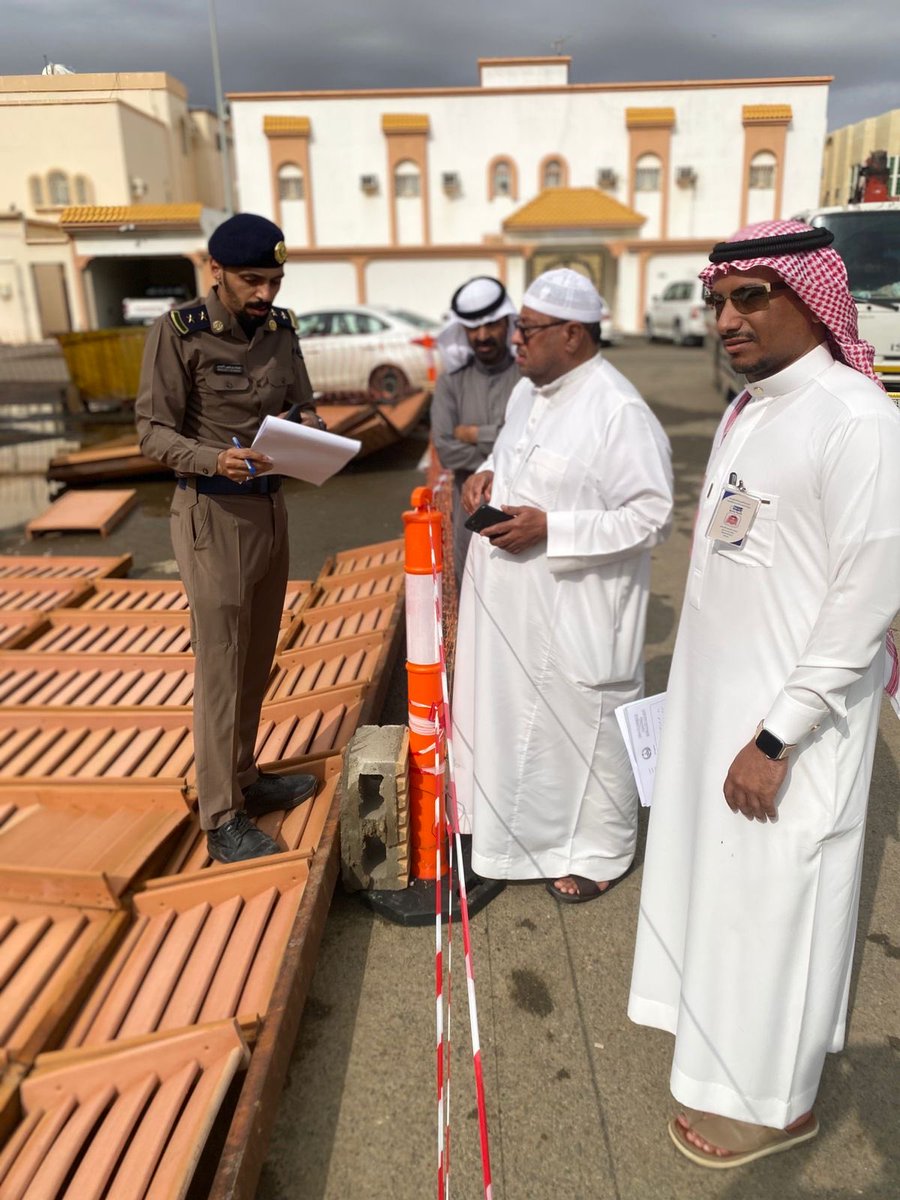 باشرت لجنة حصر أضرار الأمطار في محافظة #ينبع أعمالها ميدانيًا لحصر الممتلكات المتضررة من الحالة المطرية التي شهدتها المحافظة، والرفع بها وفق الإجراءات النظامية.