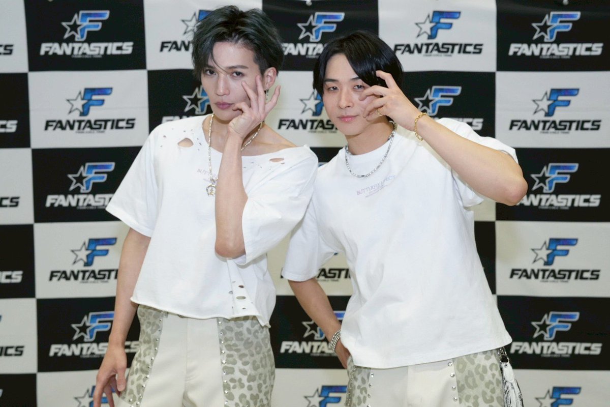 fantastics_fext's tweet photo. 名古屋初日ありがとうございました！
なつきくんのフォトエッセイの
ポーズを真似して一緒に撮りました
#セクナツポーズ

八木勇征

#FANTASTICS
#FLYWITHYOU 
#BE_FNT https://t.co/sAI1TuWkcM
