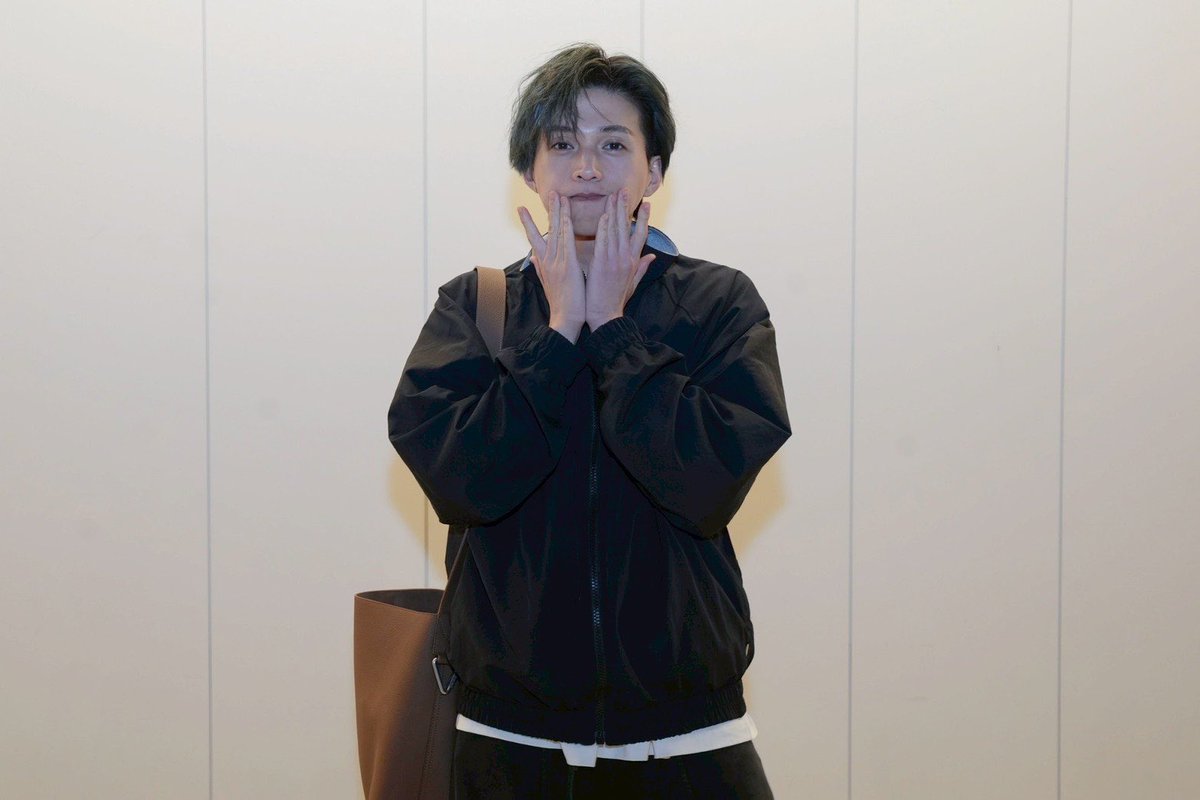 fantastics_fext's tweet photo. 名古屋初日ありがとうございました！
なつきくんのフォトエッセイの
ポーズを真似して一緒に撮りました
#セクナツポーズ

八木勇征

#FANTASTICS
#FLYWITHYOU 
#BE_FNT https://t.co/sAI1TuWkcM
