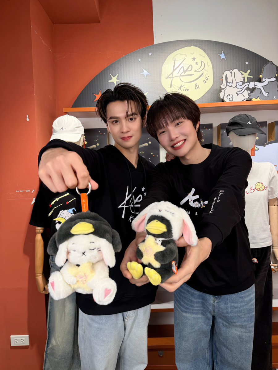 ขอขอบคุณ <a href="/KIMANDCO_TH/">KimandCo. Original</a> ที่ให้เกียรติ “เก่ง” <a href="/harit_keng/">Harit_keng (DuckMan 🦆)</a> และ “น้ำปิง” <a href="/nampingnapat/">Namping</a> ได้มาร่วม Live พูดคุยและทำกิจกรรมสนุก ๆ ในวันนี้นะคะ 🥰

ขอขอบคุณแฟนที่ติดตามรับชม Live และส่งกำลังใจมาให้ทั้งสองคนด้วยนะคะ 🫶🏻✨️

#KimandcoXKengNamping