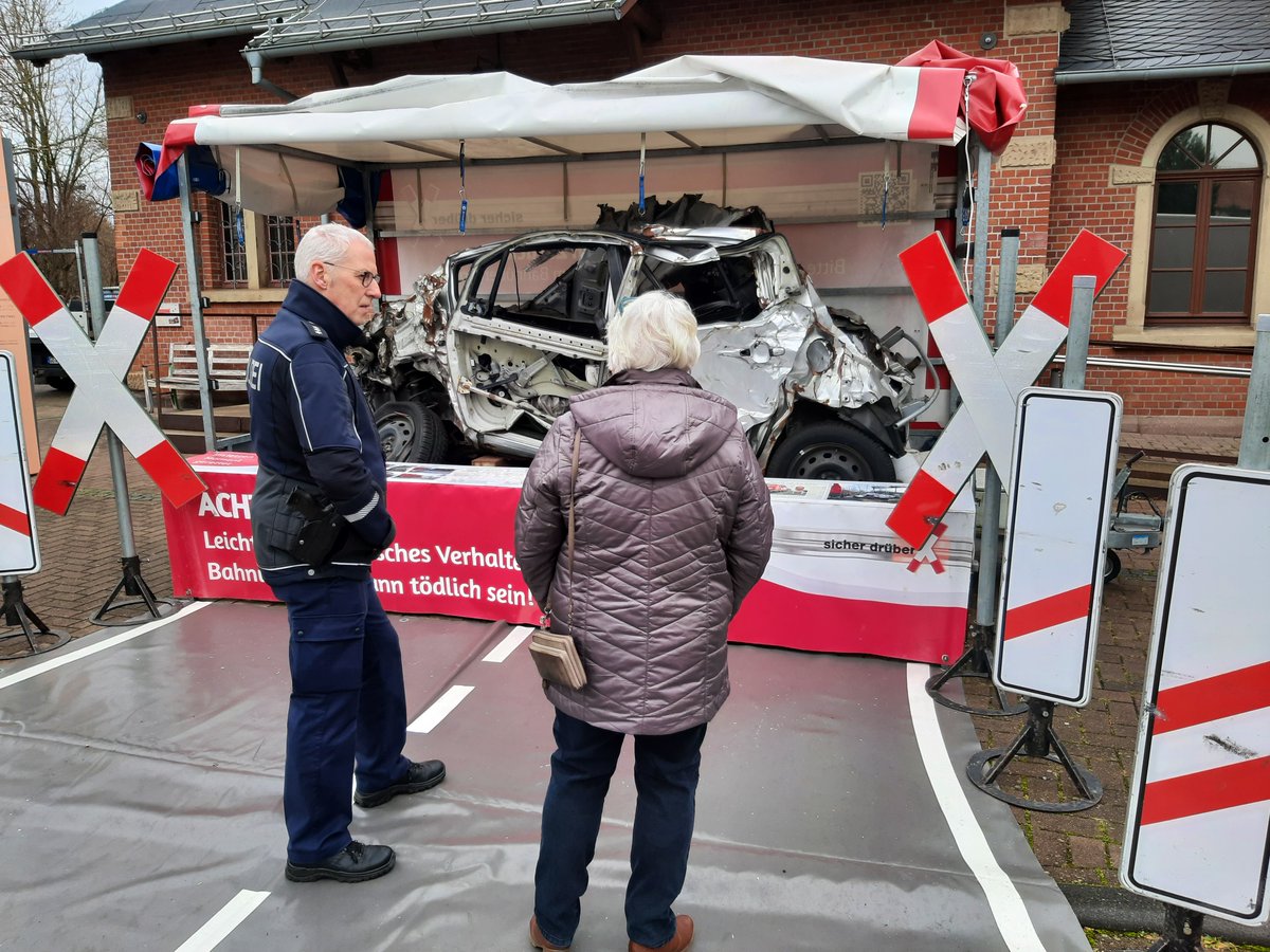 Unser #Präventionsteam der Bundespolizeidirektion #Hannover ist heute in #Friedland mit unserem Präventionsmobil vor Ort. Kommt vorbei – wir geben Infos zur #Sicherheit an Bahnanlagen und freuen uns auf das Gespräch! #Bundespolizei 

👉: presseportal.de/blaulicht/pm/7…