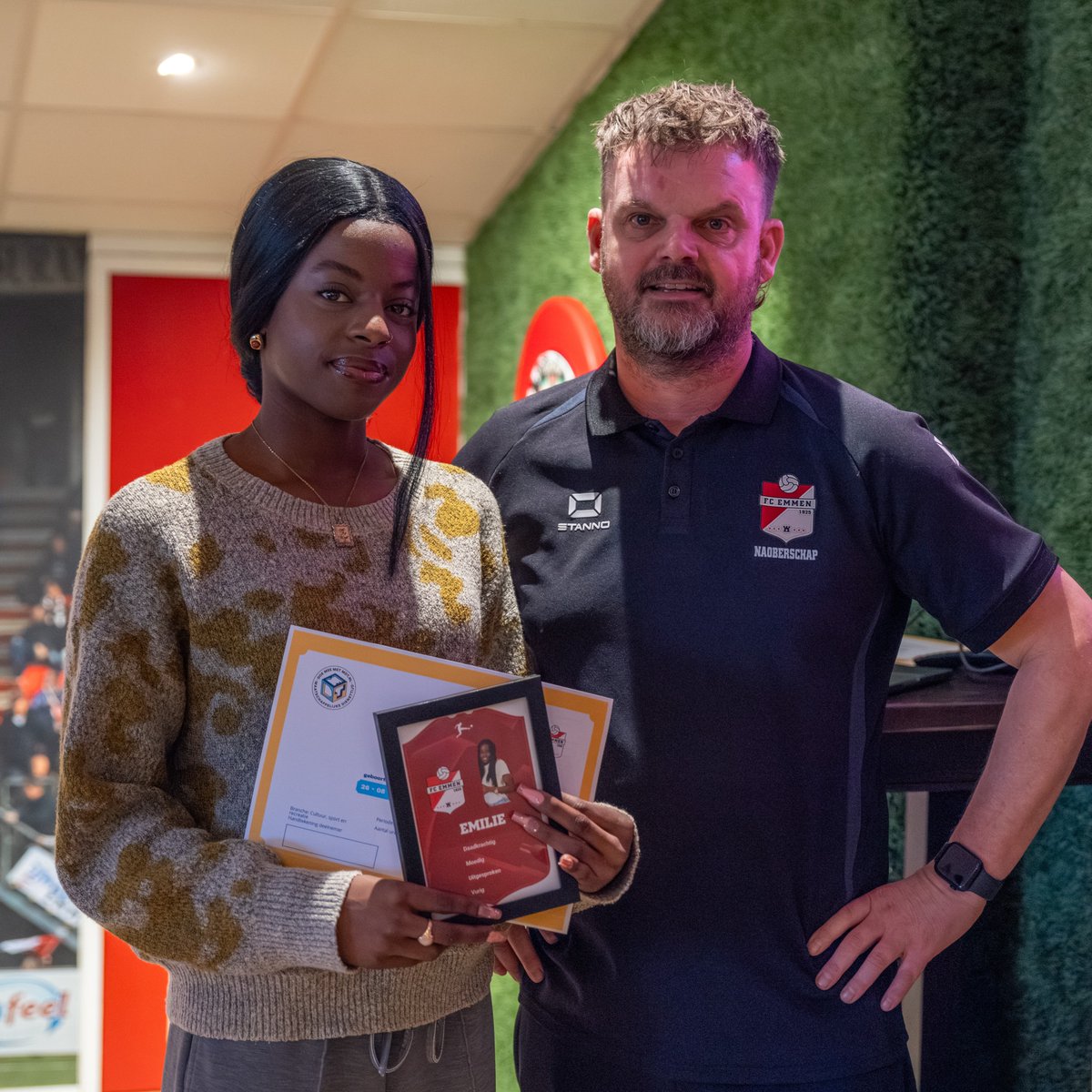 Met hoofdtrainer Menno van Dam als gastspreker sloot Scoren in Drenthe zijn zesde traject af.💡

Meer dan de helft van de deelnemers stroomde uit naar werk of opleiding: resultaten om trots op te zijn. 👏

🔗 fcemmen.nl/van-dam-spreek…

#HIERKOMIKWEG #NAOBERSCHAP #DoeMeeMetMDT