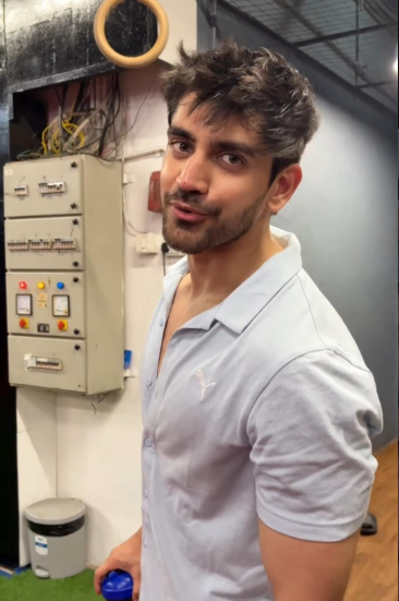 TeamAvishaOFC's tweet photo. Someone tell Avinash to stop aging so gracefully. It’s getting unrealistic. Happy Birthday! #HBDAviFromAvishaFam https://t.co/h5JbeJddxE