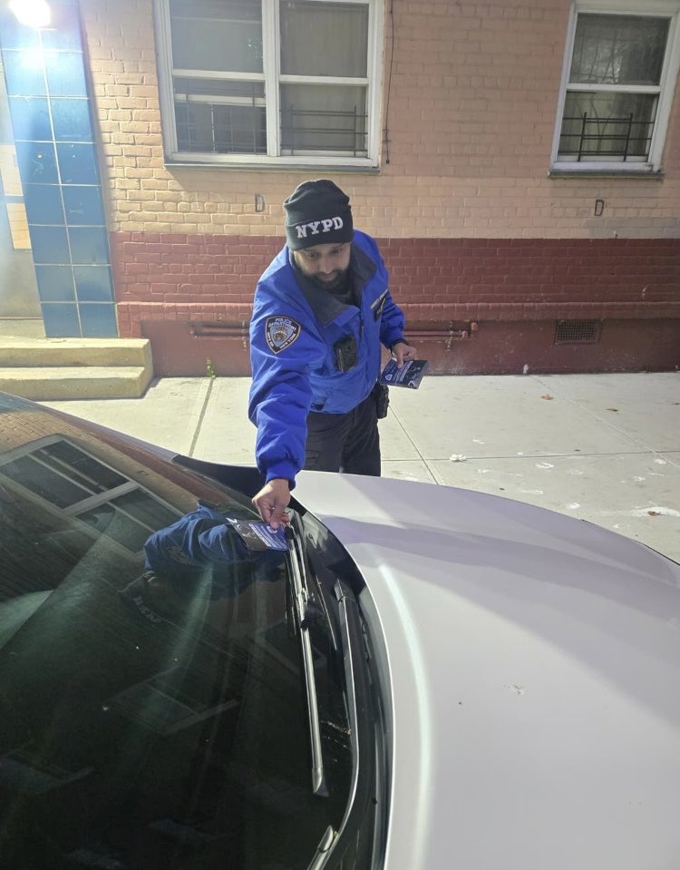 NYPDPSA9's tweet photo. Our Crime Prevention Officer conducted an outreach at South Jamaica houses informing residents of auto theft prevention tips. Keep your car doors locked, close all car windows and secure all valuables when leaving your car parked🔐 https://t.co/RQiONxBXWc