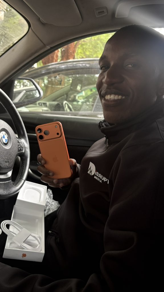bosskimhucci's tweet image. Life is now changing bro, Mwari akanaka boys dzangu. You know what everyday ndainamata Mwari ndokumbiro basa then boom now HR AND MARKETING OFFICER at disrupt media. I now own a car… Today i bought myself a brand iphone 17 pro max…

Ghetto youth rapedza ma SPORTS…👌🏻