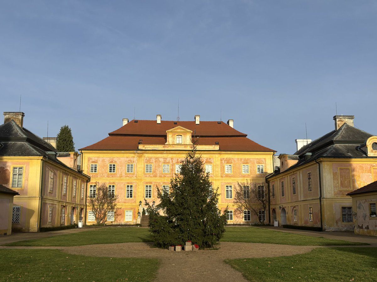 Auf dem 🇨🇿 Schloss Krásný Dvůr wurde heute feierlich der Preis des Euroregion Erzgebirge/Krušnohoří 2025 an Frau PhDr. Marie Svačinová, Leiterin partnerskyspolek.cz, für ihren langjährigen Beitrag zu den 🇩🇪-🇨🇿 Beziehungen überreicht. Herzlichen Glückwunsch 👏