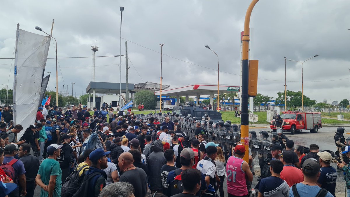 TENSIÓN EN LA JORNADA NACIONAL DE LUCHA 🚨

El gobierno responde con las FFSS al reclamo contra el hambre. Mientras congelan el SSC en $78.000 y quieren desacoplar la AUH, saturar las calles de uniformados es su única política.

¡Basta de miseria planificada!