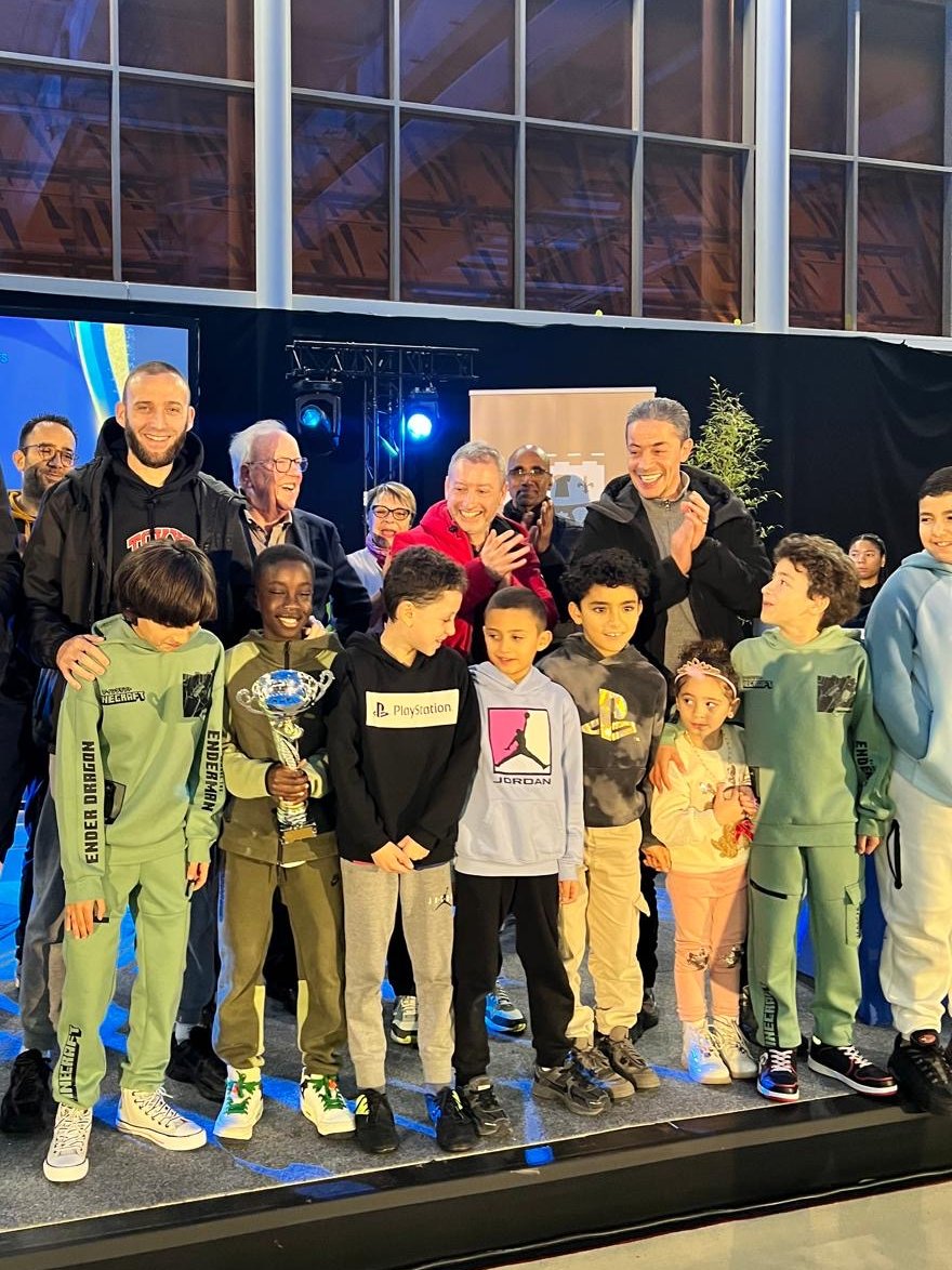 GMothron's tweet image. 🤝 Argenteuil a rendu hommage à celles et ceux qui font vivre l'esprit de solidarité et animent notre ville. 🏆 Nous avons salué 17 bénévoles engagés depuis plus de 30 ans et 116 sportifs qui font rayonner notre ville. Un grand merci à eux. #Argenteuil #Sport #Association