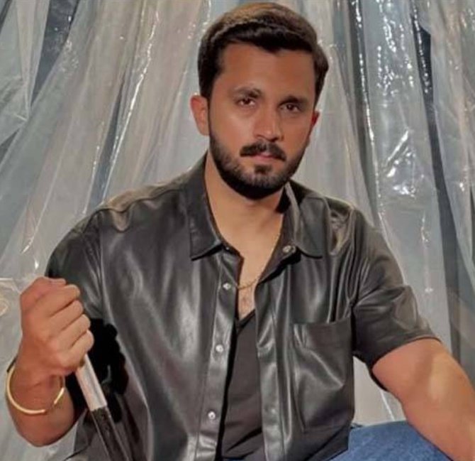 رجب بٹ پر لاہور میں مقدمہ درج ہے وہ کسی نوٹس پر پیش نہیں ہوا مگر اسکی ضمانت باہر بیٹھے ہی منظور ہو گئی کیونکہ اب اسے بھی ڈکی بھائی والی نئی ٹاؤٹ ٹیم میں بھرتی کیا گیا ہے