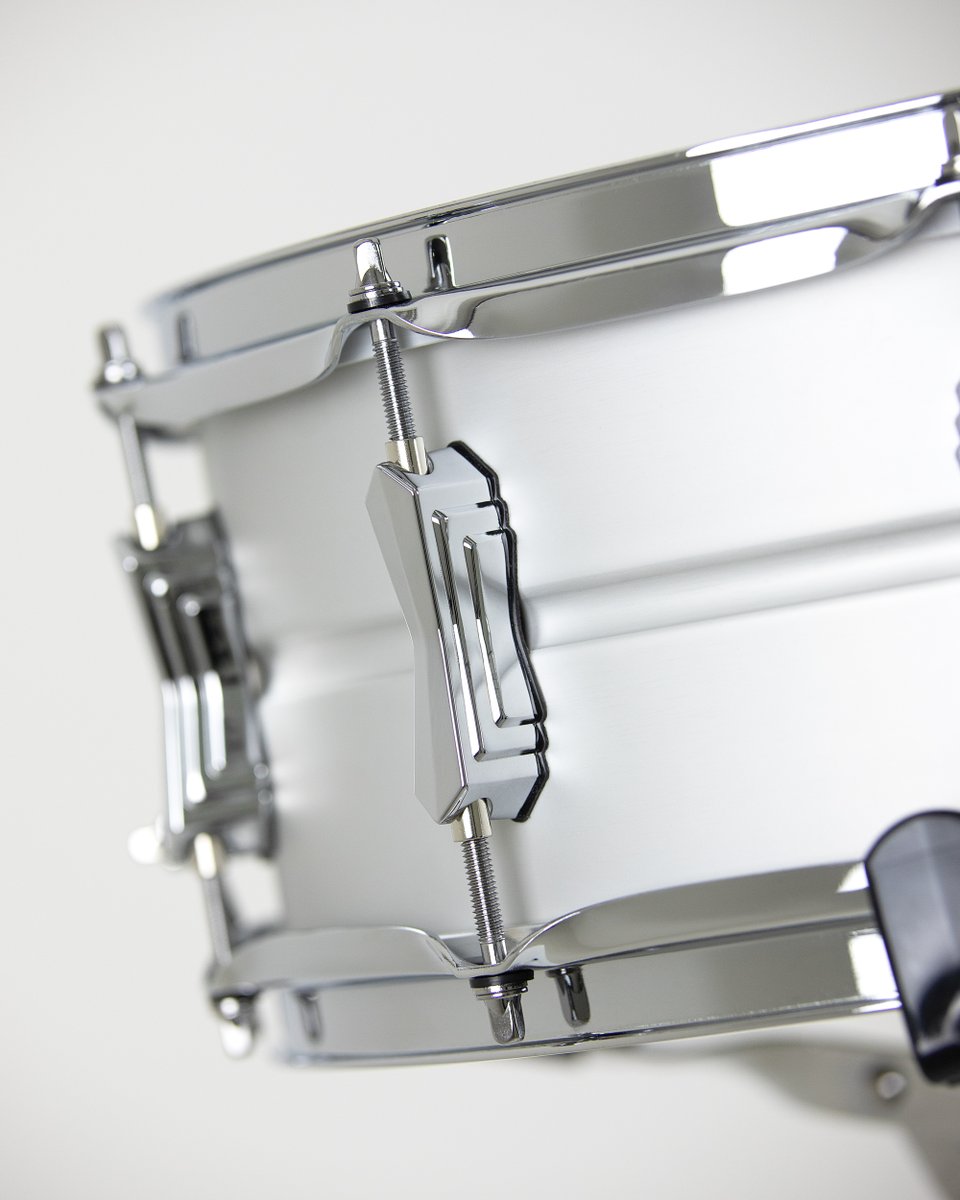 britishdrumco's tweet image. Stunning anodised surface and Palladium hardware make the Aviator snare drum a visual masterpiece 🥁🎨

#aviator #snaredrum #madeinbritain