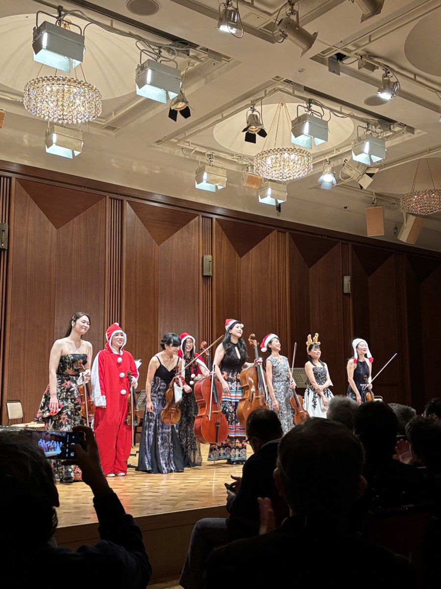 NADESHIKO弦楽八重奏団・東京デビュー‼️たくさんのお客様、本当にありがとうございました😊
開幕はフィドルファドル🎻💥、クライスラーに本気のショスタコーヴィチ、カルメン、そして大切にしてきたメンデルスゾーン✨😌
最後はそりすべり🎄で仮装大会⁉️🤣
これからも応援していただけたら嬉しいです！