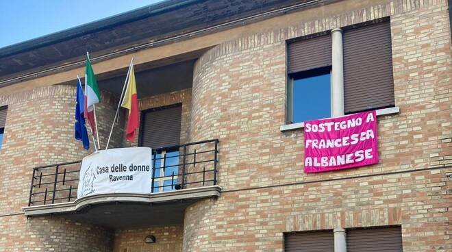 HyperBrigs's tweet image. #AlbaneseDimettiti 
Mi meraviglio che c'è chi ancora lascia una bandiera su un edificio pubblico a Ravenna per sostenerla! ..forse non leggono @tempoweb e nemmeno @Capezzone